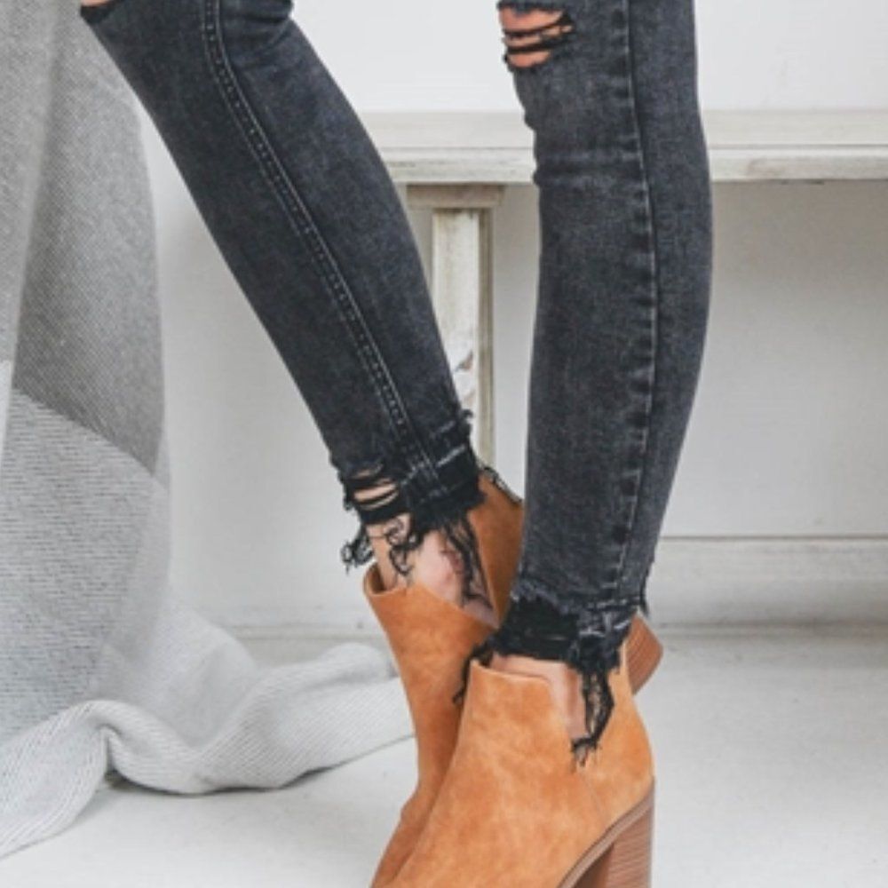 Clearance- Sizes 0-15 BLACK DISTRESSED JEANS - Picture 7 of 10